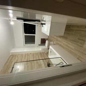 חדר אמבטיה משופץ עם אריחים חדשים ותאורה מודרנית