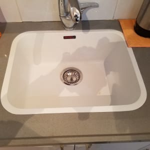 כיור שיש עם ברז מתכת מבריק