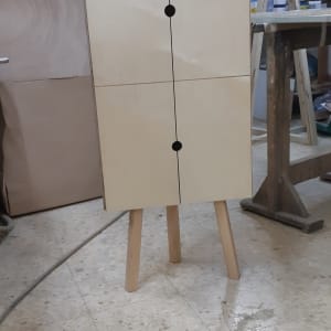 ארון עץ עם ארבע דלתות וסימני חורים