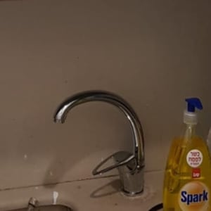 ברז מטבח עם צינור מתחת לכיור