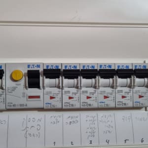 לוח חשמל עם מפסקים ומתגים שונים