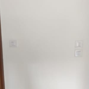 קיר לבן עם שלושה מתגים חשמליים