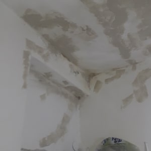 תיקוני טיח על קירות ותקרה בחדר