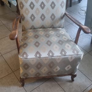 כיסא מרופד בדוגמת יהלומים חומים