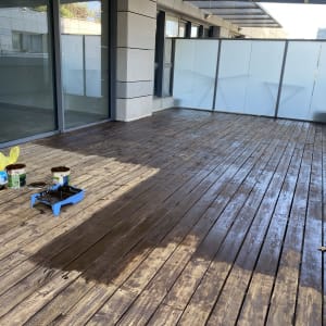 מרפסת עץ עם פחיות צבע ומגש צביעה