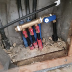 צינורות מים עם ברזים אדומים וכחולים