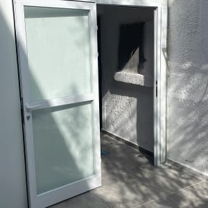 דלת אלומיניום פתוחה עם זכוכית שקופה