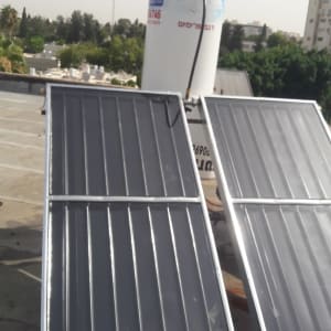 דוד שמש עם קולטים על גג שטוח