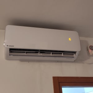 מזגן קיר עם תצוגת טמפרטורה דולקת