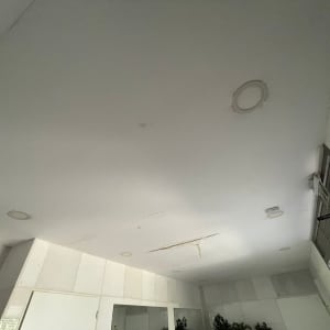 תקרת גבס עם כתמי רטיבות ונזילה