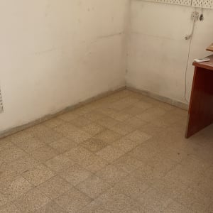 קיר עם חורים, לוח מחורר, רצפה ישנה