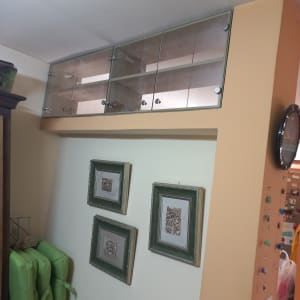 ארון זכוכית תלוי עם דלתות שקופות ומדפים