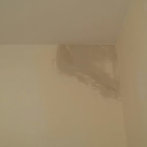 תיקון נקודתי של שפכטל וטיח בפינת קיר ותקרה בבית
