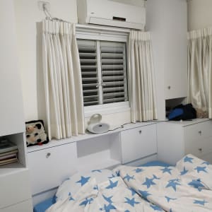 חדר שינה עם ארון קיר ומיטה