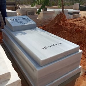 מצבות שיש עם כיתוב עברי בבית קברות