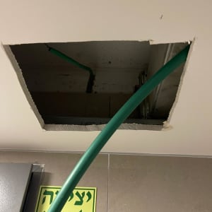 צינור ירוק יוצא מתקרה פתוחה