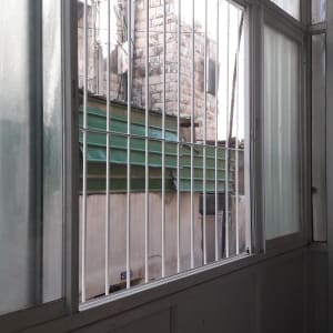 חלון עם סורגים ומסגרת מתכת