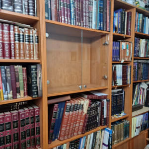 דלתות זכוכית בארון ספרים מעץ