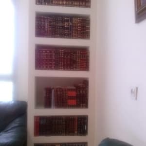 מדפי גבס עם ספרים מסודרים על הקיר