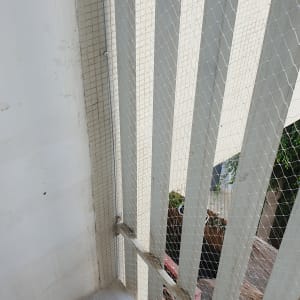 רשת מתוחה על קיר למניעת כניסת יונים