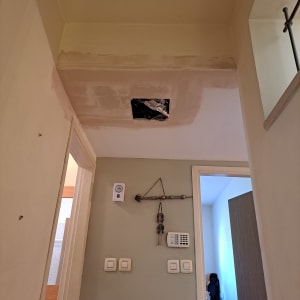 תיקון גבס בתקרה עם חור פתוח