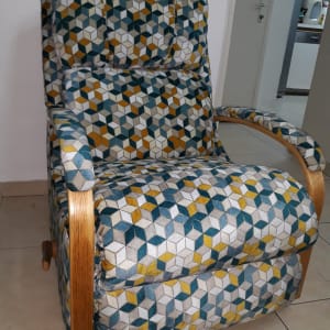 כורסה מרופדת בדוגמת קוביות צבעוניות