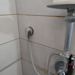 חיבורי צנרת מים במקלחת עם ברז וכבל גמיש