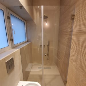 מקלחון זכוכית עם ראש מקלחת וכיור