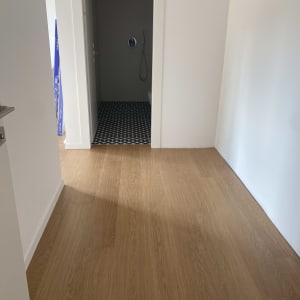 רצפת פרקט עץ בהירה במסדרון פנימי