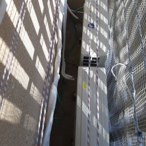 יחידות חיצוניות של מזגן עם צינורות וחוטים