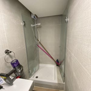 מקלחת עם דלתות זכוכית ומקלחת יד