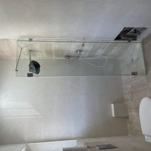 מקלחון זכוכית עם ראש מקלחת וכיסוי פלסטיק