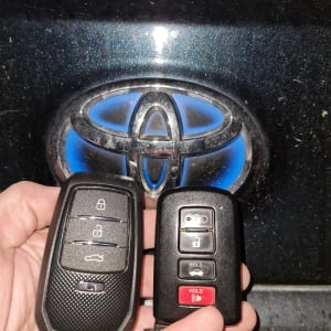 שני שלטי רכב מול סמל טויוטה