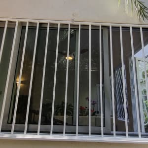 סורגי מתכת על חלון זכוכית גדול