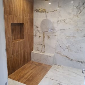 שיפוץ חדר רחצה עם אריחי שיש וברז זהב