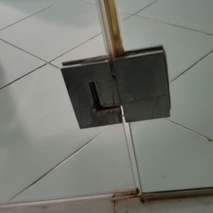 דלת זכוכית עם ציר מתכת במקלחת