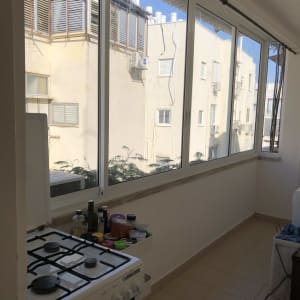 חלונות אלומיניום גדולים במרפסת סגורה