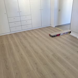 רצפת פרקט עץ בהיר עם קופסת פרקט על הרצפה