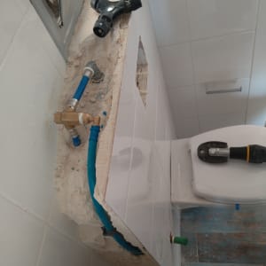 כלי עבודה וצינורות במתקן אינסטלציה