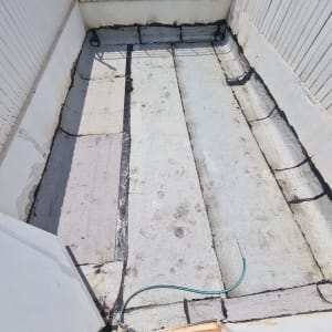 גג אטום עם יריעות ביטומניות ואיטום בזפת