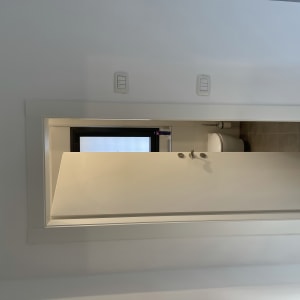 דלת לבנה פתוחה חלקית בחדר עם קיר צבוע