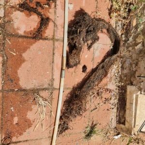 צינור על רצפה עם לכלוך ושיער