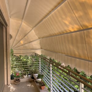 סוכך בד מפוספס בצבע בז