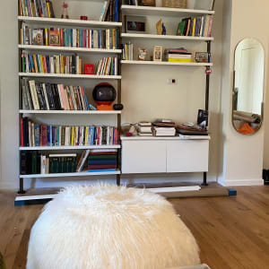 מדפים עם ספרים וחפצי נוי, ארגון ביתי