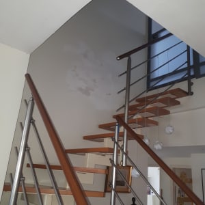 קיר צבוע חלקית עם סימני תיקון צבע