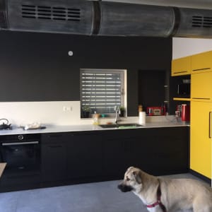 מטבח מודרני עם משטח שיש לבן