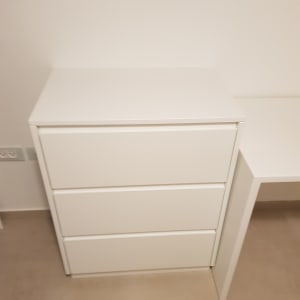 שידה לבנה עם שלוש מגירות