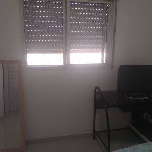 תריסים סגורים למחצה על חלון זכוכית כפול