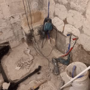 כלי עבודה, צינורות חשמל, קירות חשופים, דלי לבן