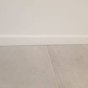 רצפת אריחים אפורה עם פנל קיר לבן